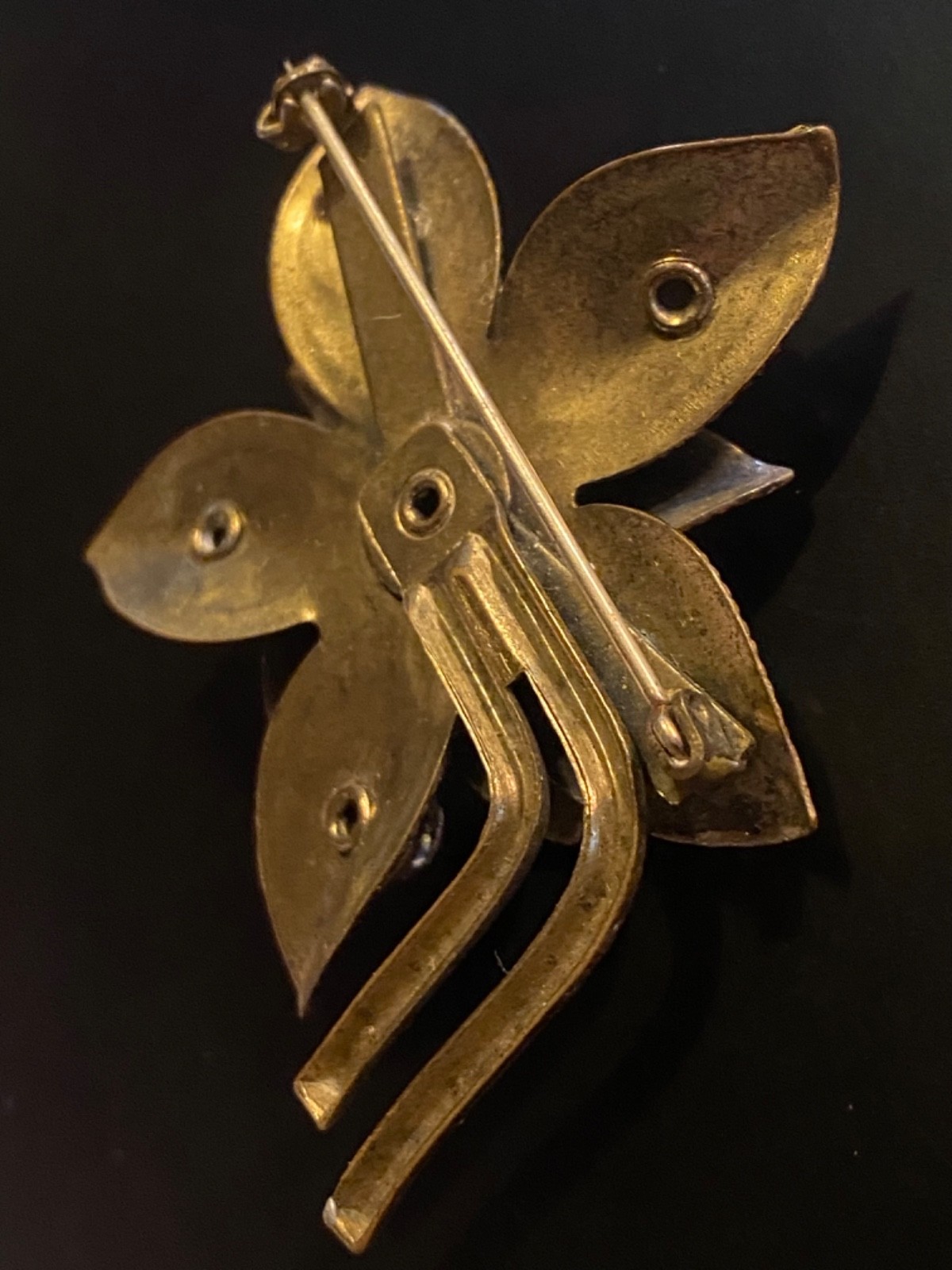 VTG Antique Gold Tone Layered Floral Brooch Gray Glass Cabochon Leaf Flower Pin