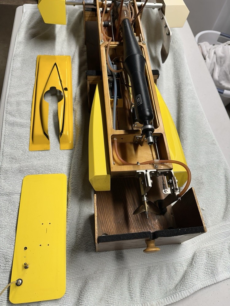 RC Road Runner Outrigger 60