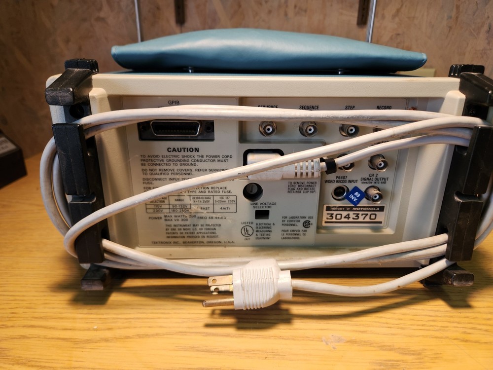 TEKTRONIX 2430A DIGITAL OSCILLOSCOPE WITH GUIDE / PROBES - Powers On Untested