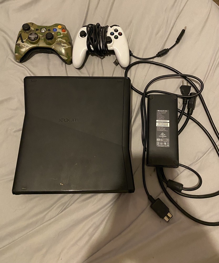 Xbox 360 Slim320 GB Console Bundle