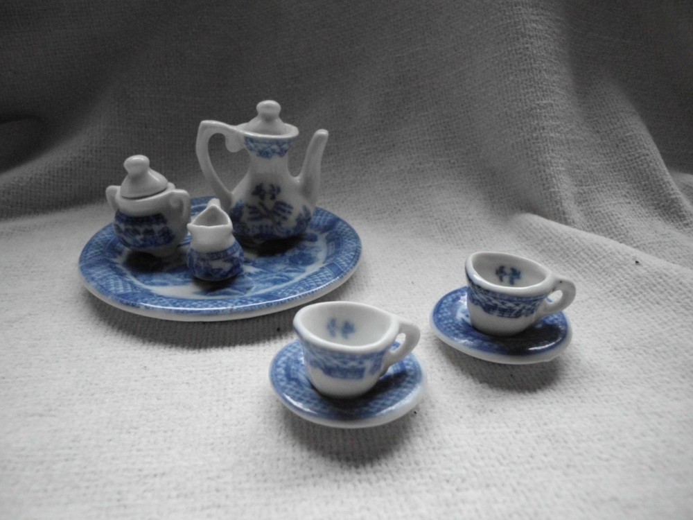 MINIATURE BLUE & WHITE WILLOW PATTERN TEA SET ~