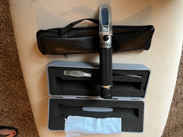 Extec RF-16 Refractometer with carry case