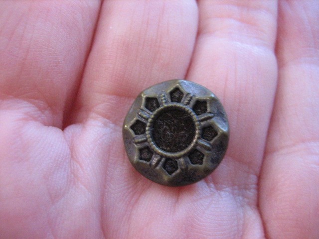 Vintage 9/16" Sunflower Perfume Metal Button - PP28