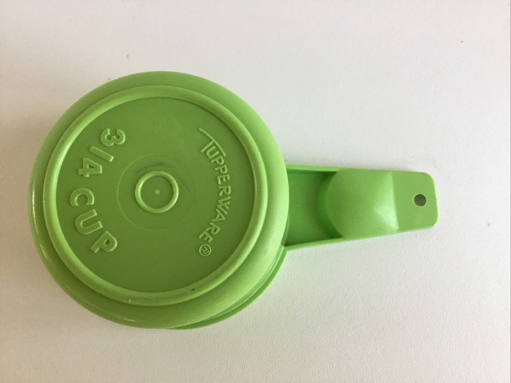 TUPPERWARE Bright GREEN Measuring 3/4 Cup REPLACEMENT Measure EUC