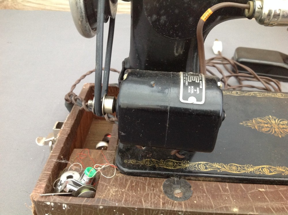 Vintage Singer Sewing Machine in Case