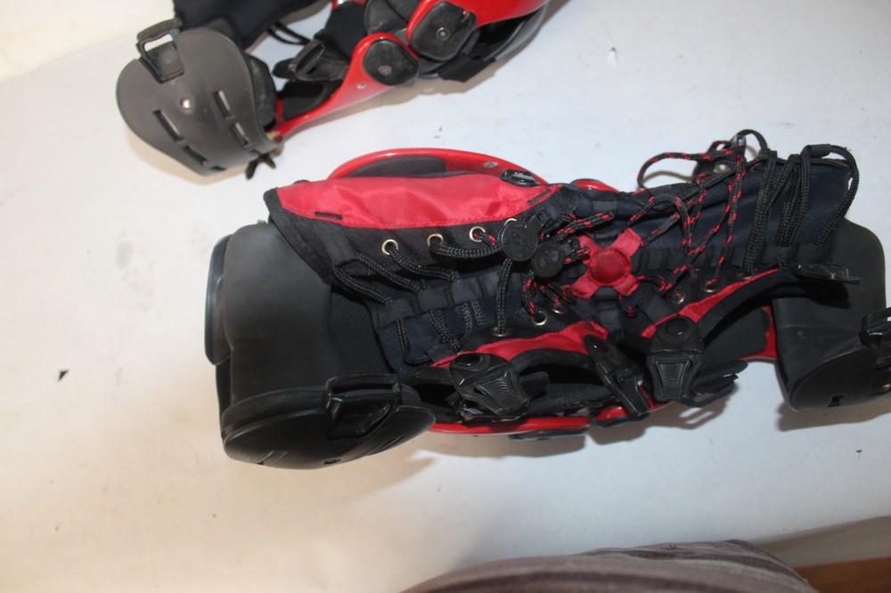 BLACK LARGE L RED KNEE GUARDS