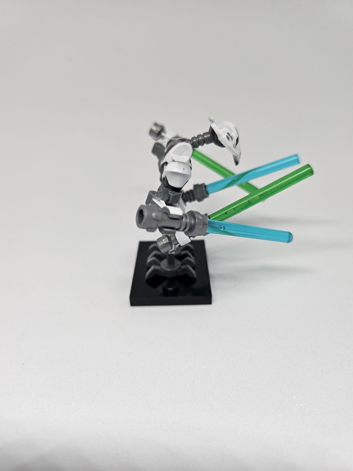 Custom Star Wars White General Grievous with Minifigure Baseplate