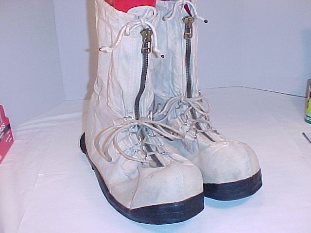 ORIGINAL, RARE &  VERY GOOD Condition Arctic Mukluks In White (Size Large)