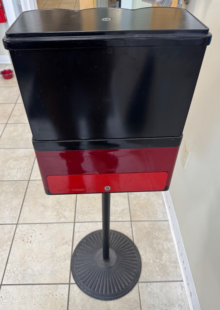 LYPC Triple Gumball/Candy Machine with 2 keys.