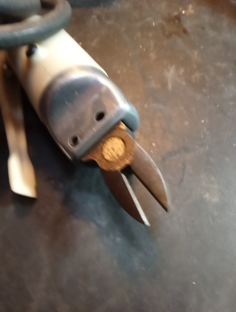 Utica Pneumatic Wire Cutter