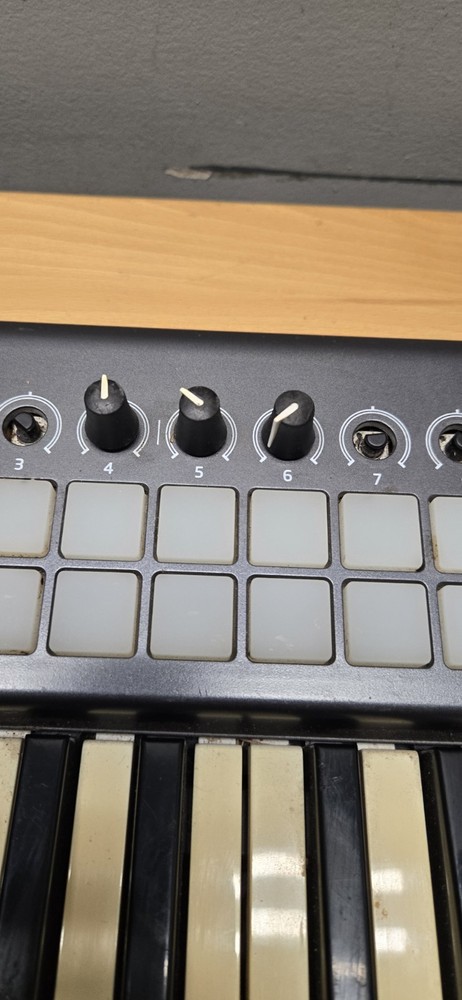 Novation Launchkey Mini USB 25-Mini-Key MIDI Keyboard Controller MK3