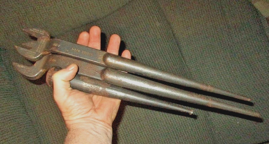 KLEIN TOOLS SPUD WRENCHES ( 2 ) AND DRIVE PIN 1-7/16 ( 3213-H ) 1-1/4 ( 3212-H)