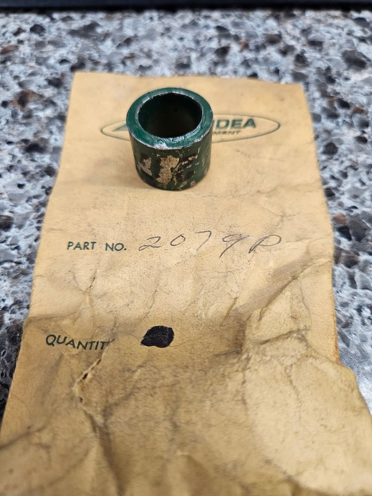 NEW IDEA CORN PICKER HITCH BUSHING 2079P