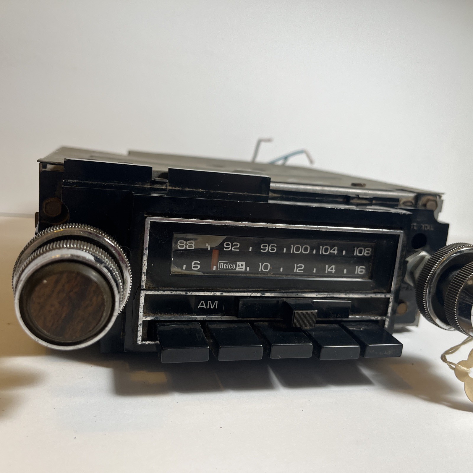 GM 1970's CHEVY AM/FM Radio 70HFP1 9345270 w/ Woodgrain Knobs