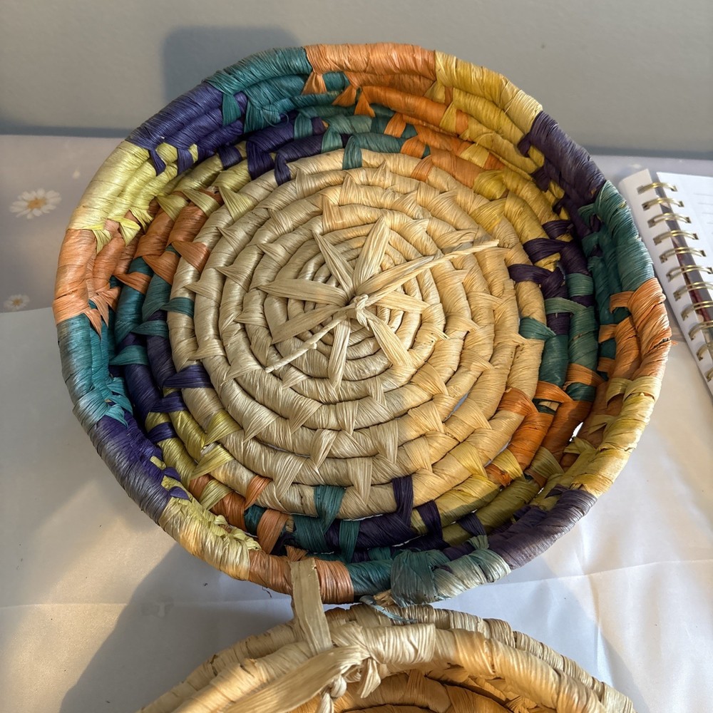 Round palm leaf basket with cover