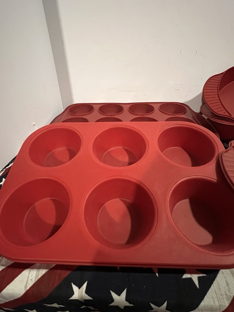 5 Piece Silicone Bakeware Set 2muffin ,2 Round Cake, 1 Rectangle Bread Pan.
