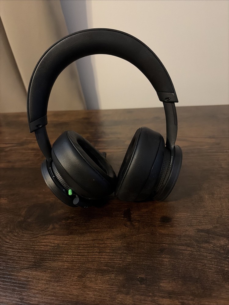 Xbox Wireless Headset Pre-owned with box