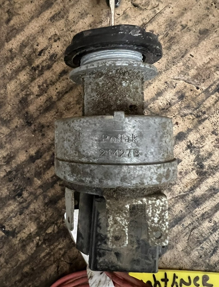 FREIGHTLINER IGNITION STARTER SWITCH WITH KEY USED P/N 21427B