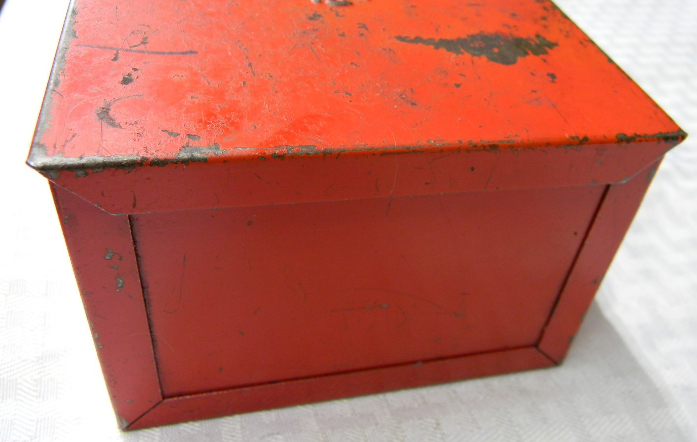 SNAP-ON SMALL RED METAL BOX WITH HINDGED LID 7-1/2"L X 4-3/4H X 3-1/4"W #KRA111