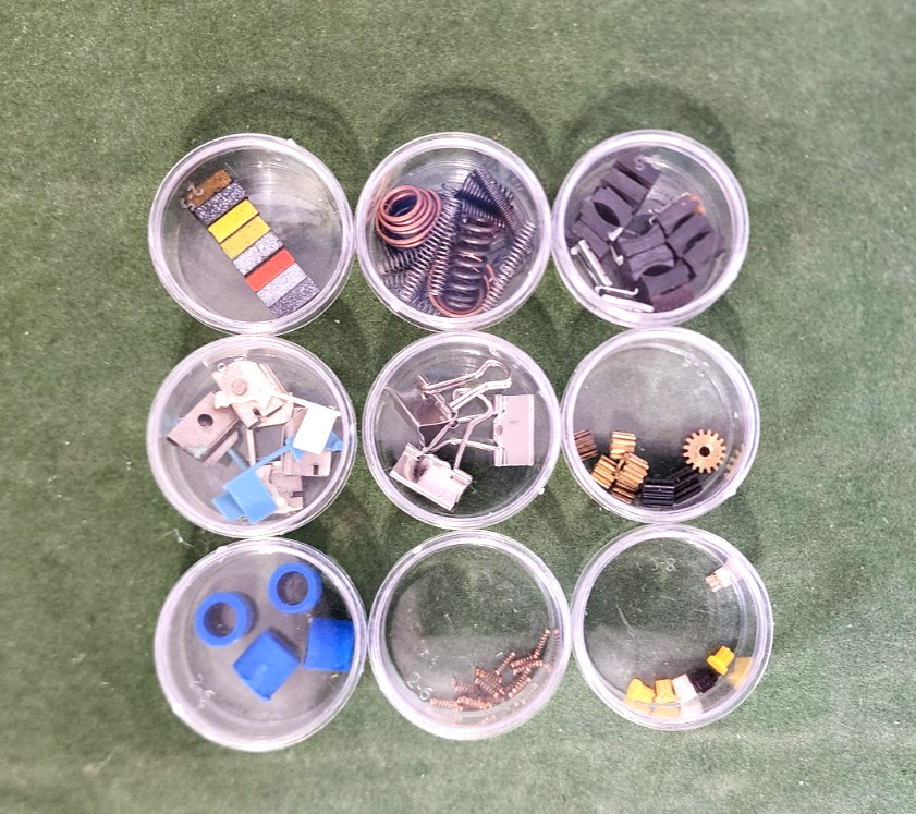 9 Round Acrylic Containers