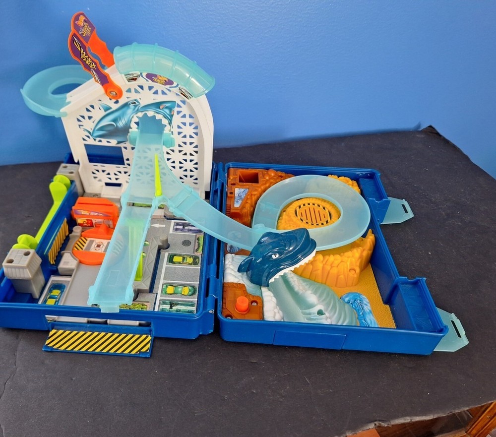 Micro Hot Wheels 2003 Shark Park Fold Up Case