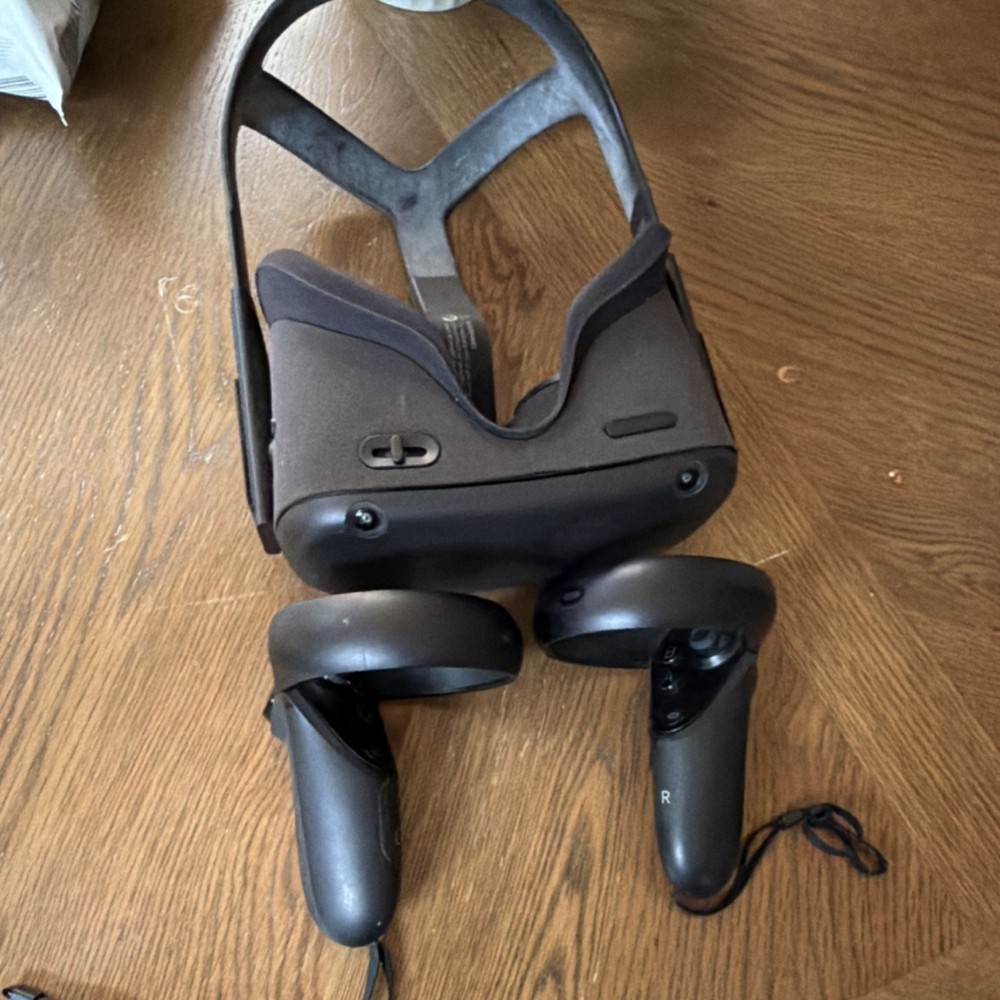 Oculus Quest Black Standalone VR Headset with Controllers