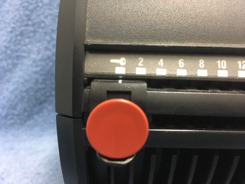 CD-3 MODEL 401 DESK-TOP HARD PLASTIC NUMBERED DISK STORAGE FOR 40 CD'S/DVD'S EUC