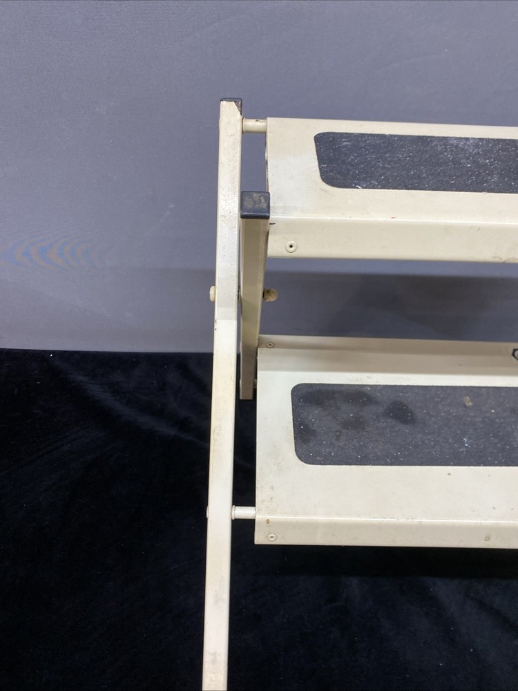 Black and Decker Stowaway Step Stool 9600 type 2 Fold Flat