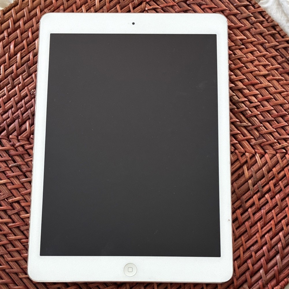 Apple iPad A1474 Silver Tablet Touchscreen Built-In Front Camera