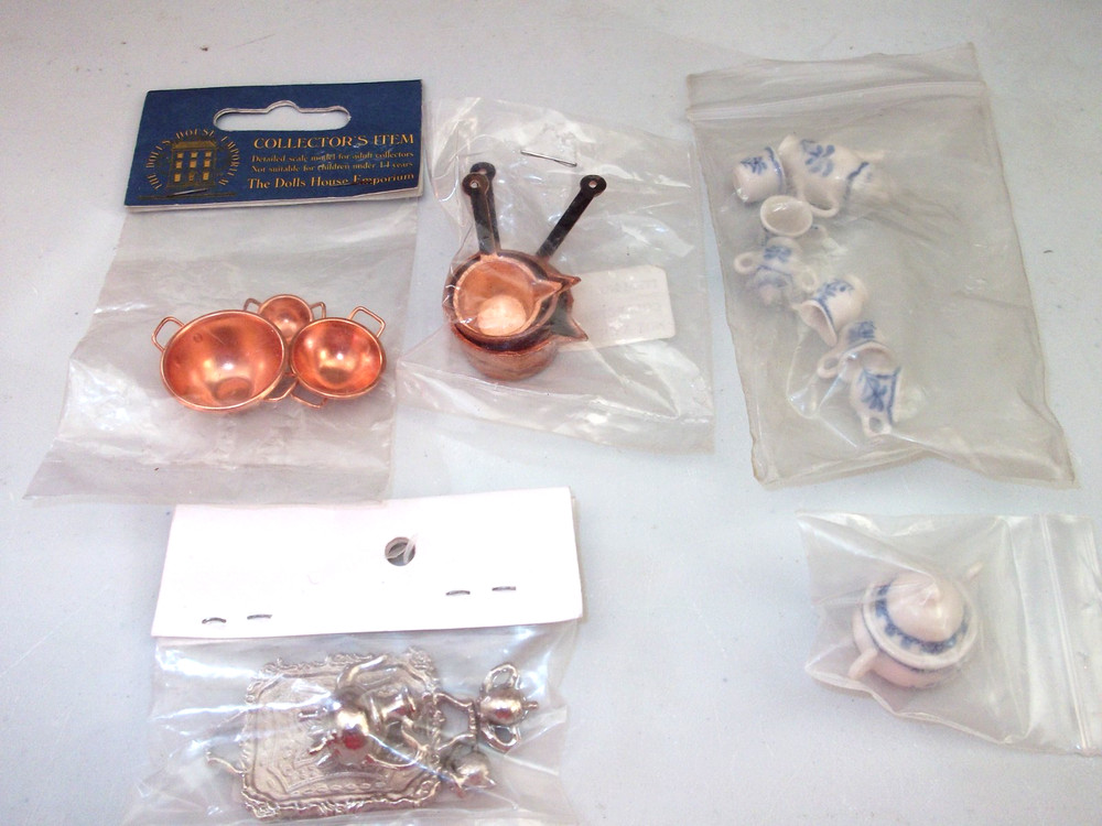 5 DOLL HOUSE ITEMS NEW IN PACKETS