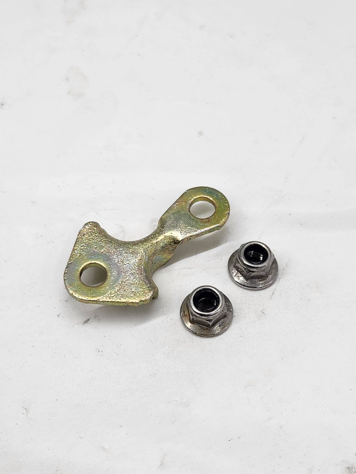 1996-2007 VORTEC V-8 AND V6 FUEL LINE BRACKET CLIP CLAMP + 2  NUTS TOP OF INTAKE