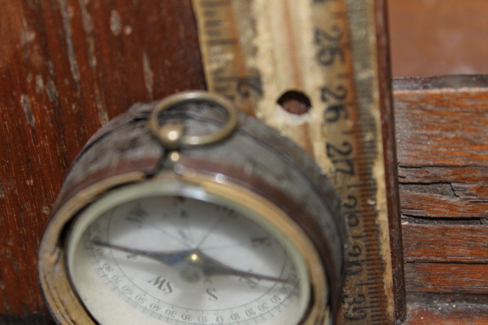 Vintage Case with Lid Small Compass