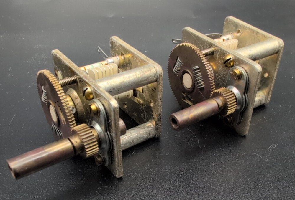 VARIABLE CAPACITOR  (Capacitance unknown) (Qty 2)