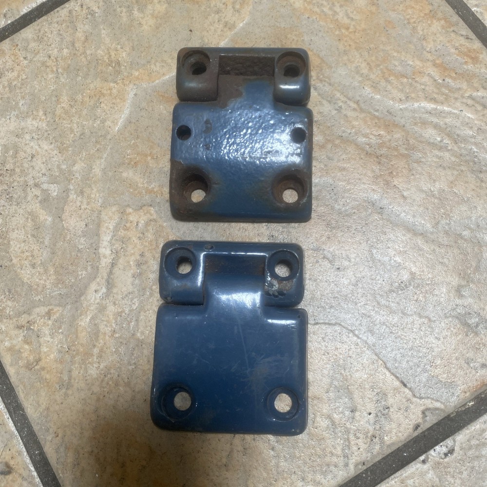 Defender earlier models n/s passenger side front door hinges