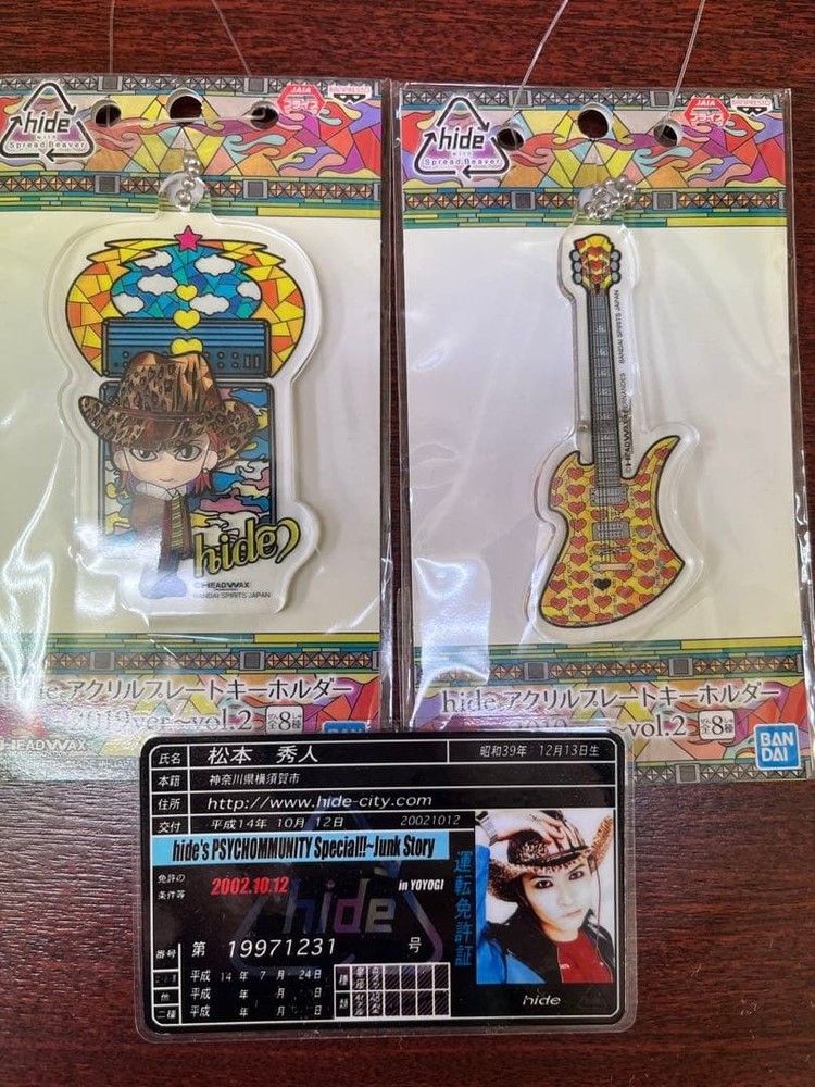 2 hide acrylic keychains & 1 driver's license
