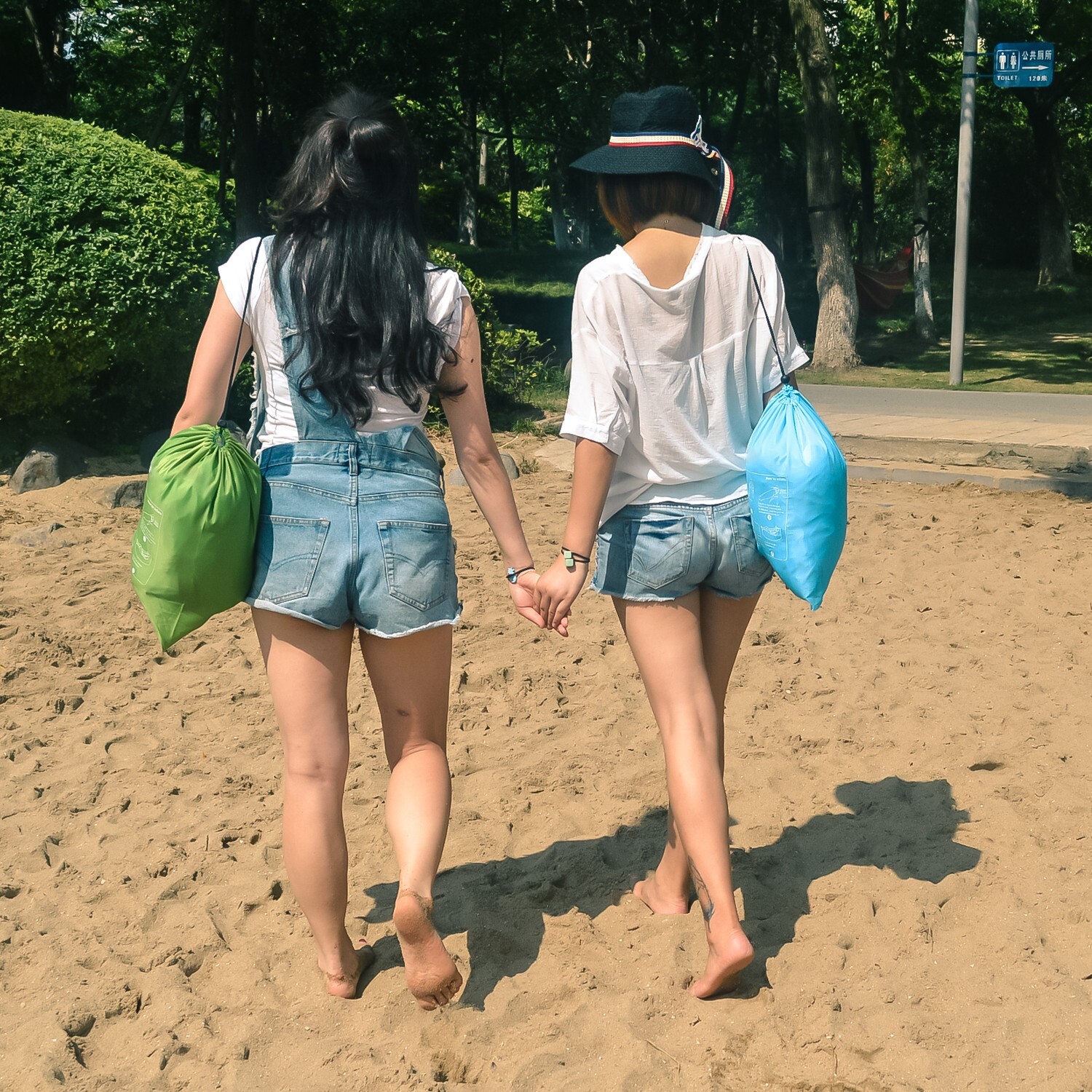 Mockins Inflatable 2 Pack Blue & Green Blow Up Lounger Beach Chair & Travel Bag