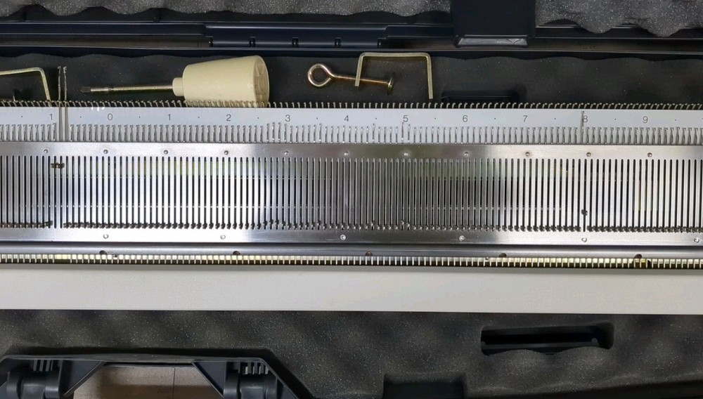 Studio by White SRJ100 Knitting Machine W/Hard Plastic Storage/Carry Case *READ*