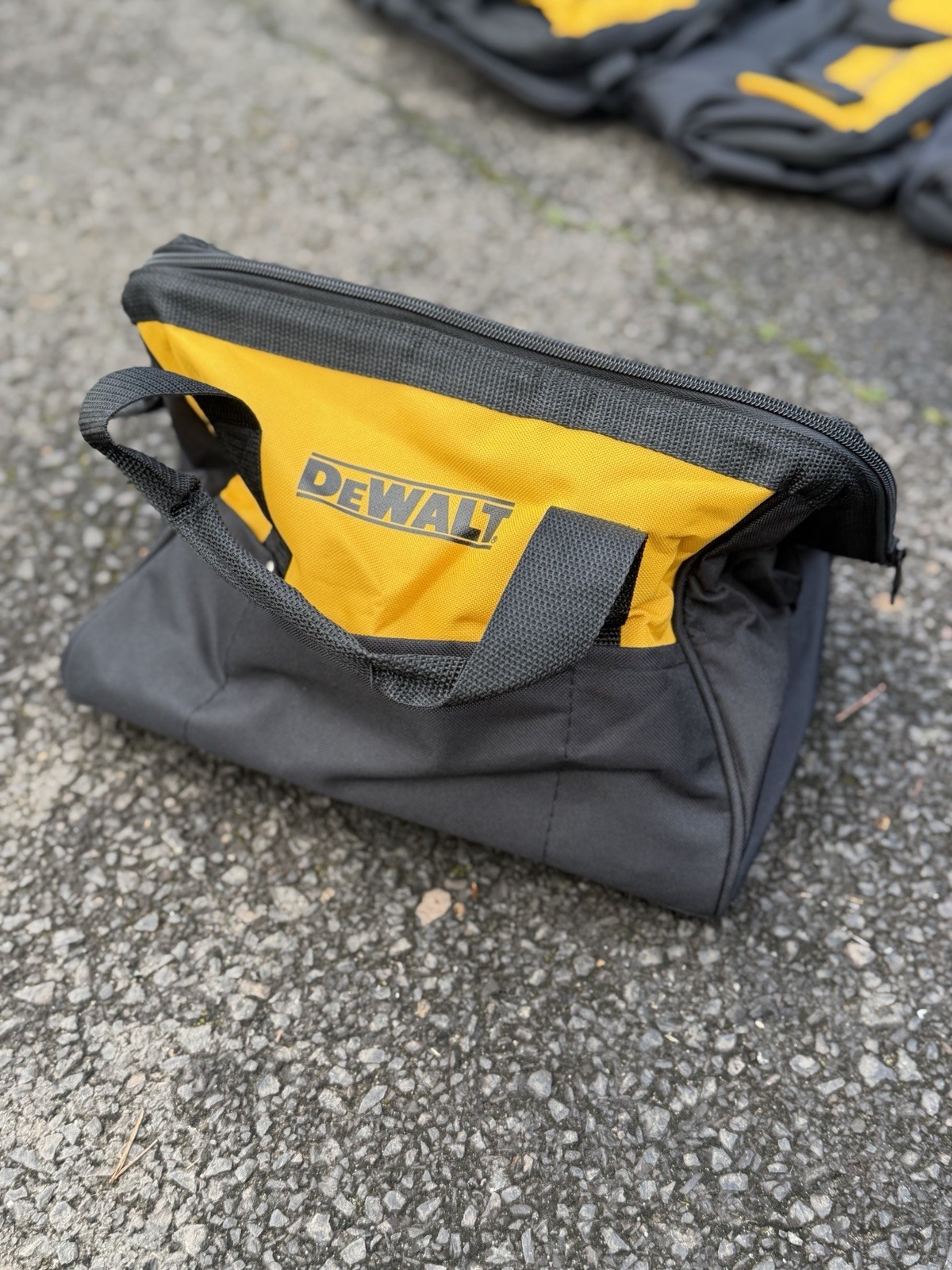 New Dewalt Heavy Duty Ballistic Nylon 14" Tool Bag ( 1 ). (14” x 10” x 10”)