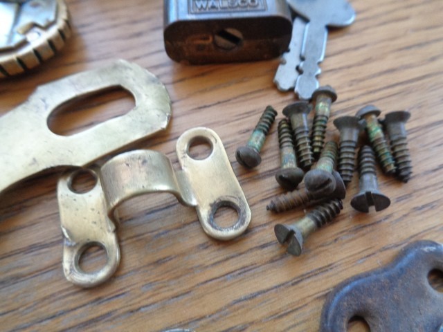 VARIOUS ANTIQUE HARDWARE, BRASS HASP W/SCREWS, WALL PUSH PINS, DRAWER PULLS, +