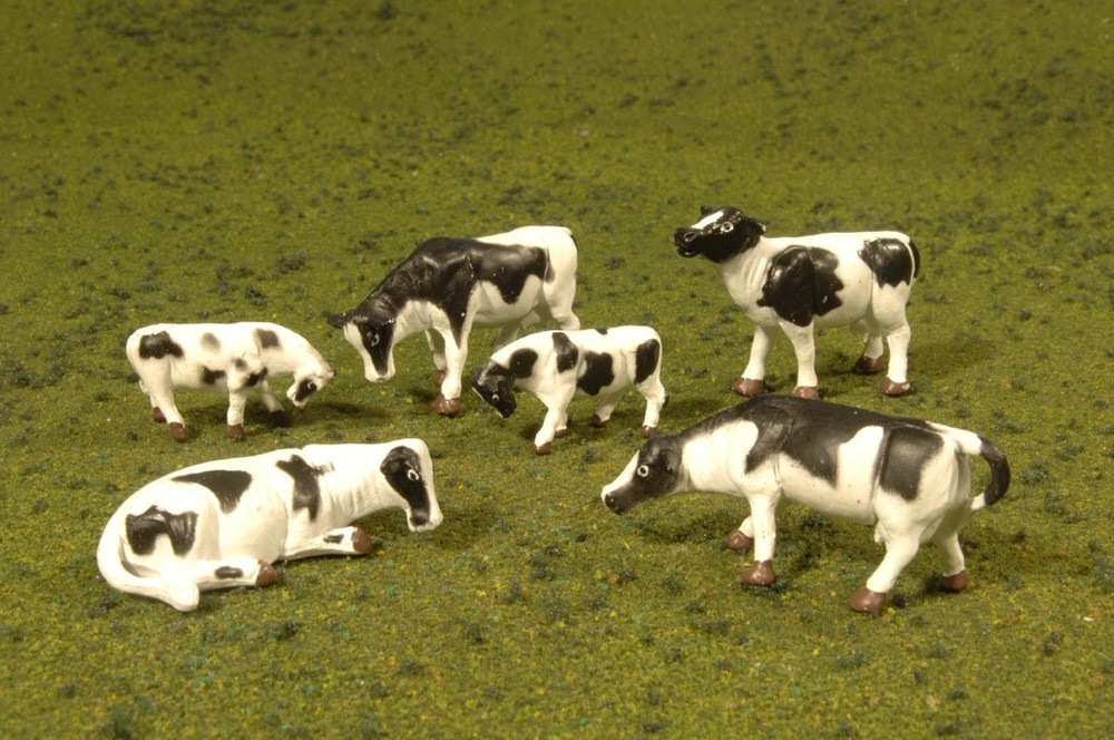 Bachmann ~ O Scale ~  Cows - Black & White - 6PCS ~ 33153