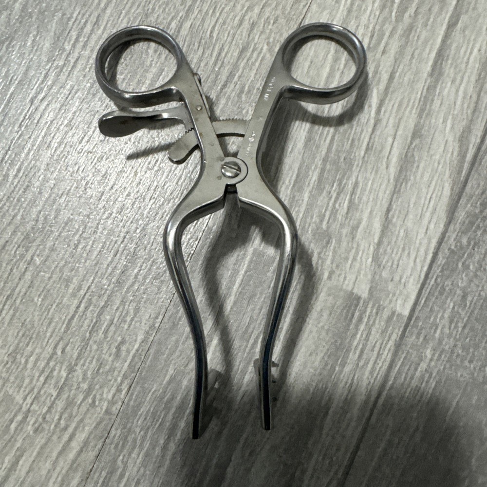 V Mueller AU14190 Wullstein Retractor, Sharp Prongs