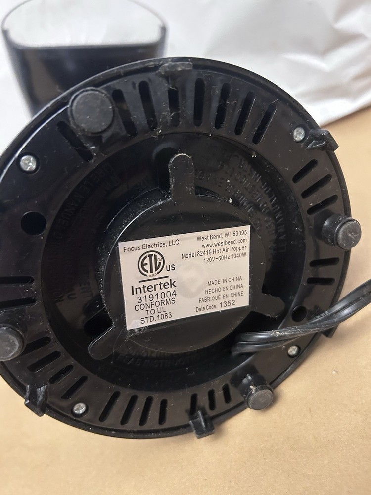 Black popcorn maker ACDC plug used on/off switch