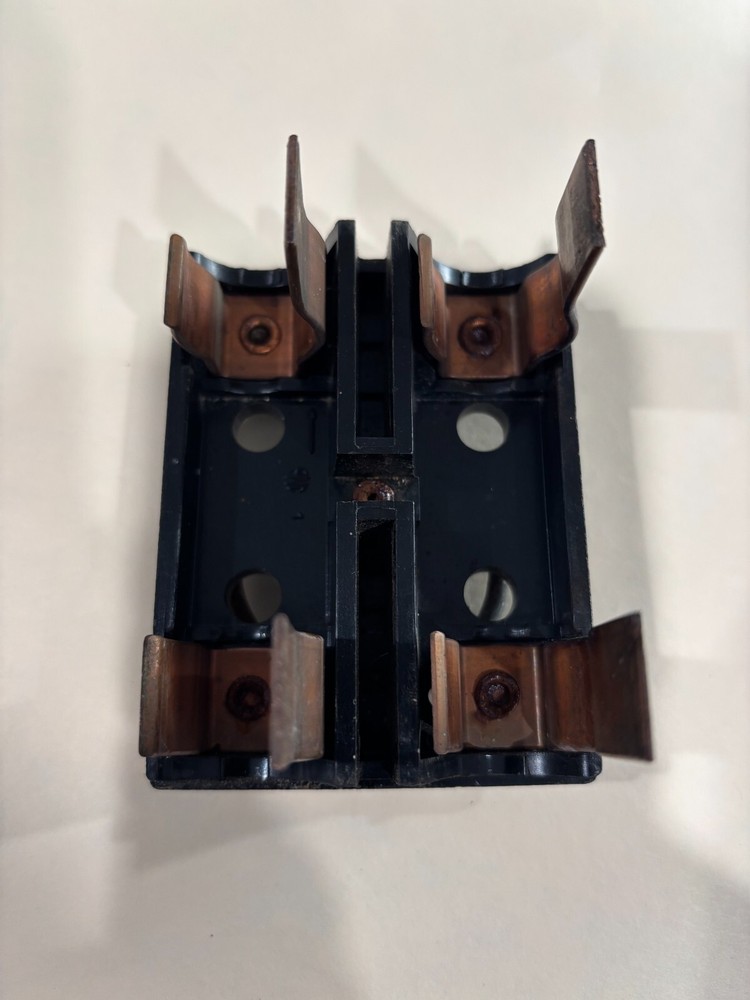 GENERAL SWITCH CORP 60 AMP FUSE PULL OUT HORIZONTAL SLOT