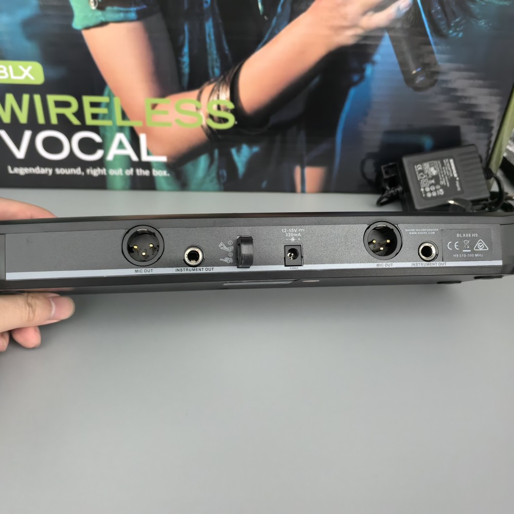 BLX288/BETA58A Wireless microphone system with 2 microphones