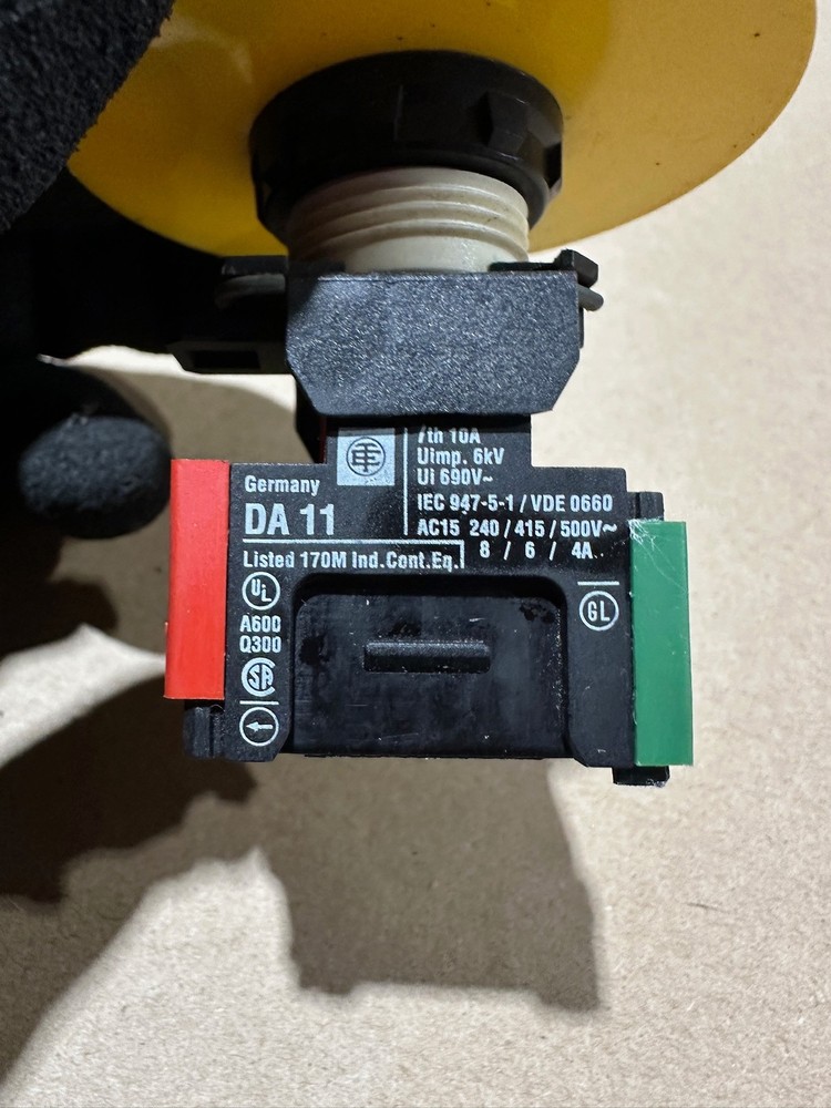 Square D Telemecanique DA11 Class 9001 Emergency E StopContact Block w/ Button