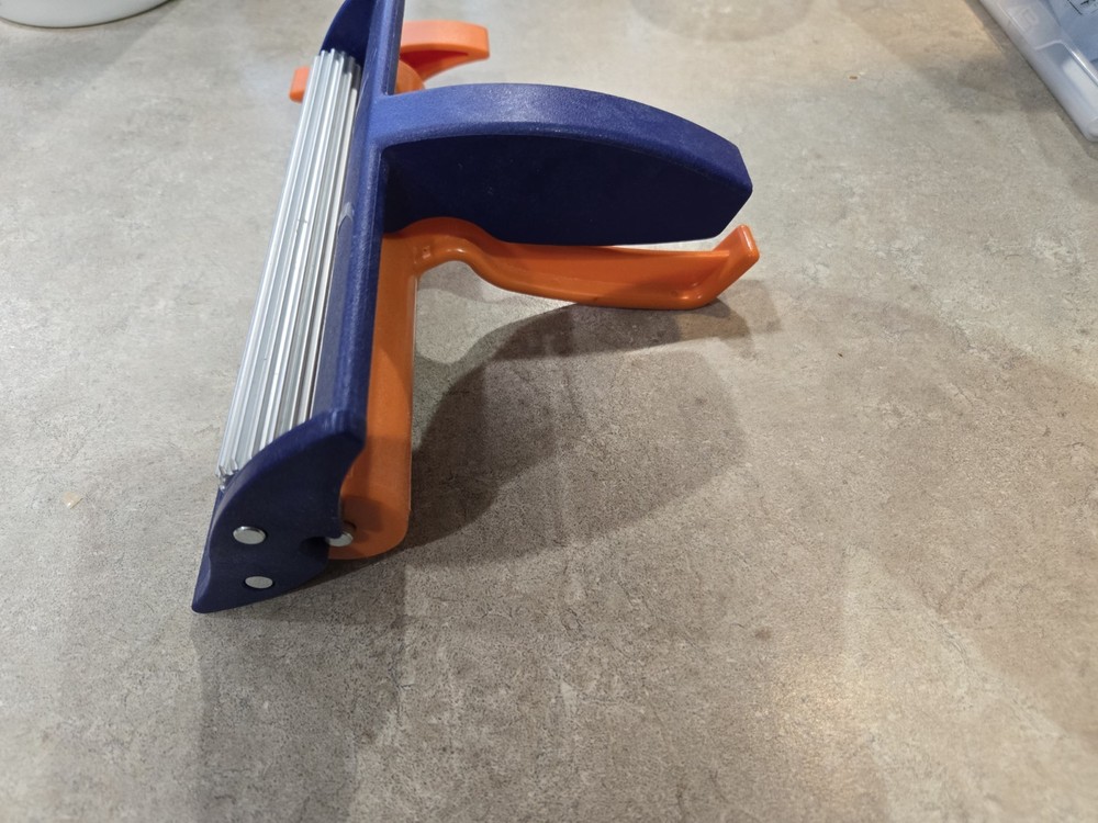 Fiskars Paper Crimper Tool 6.5in, wide roller
