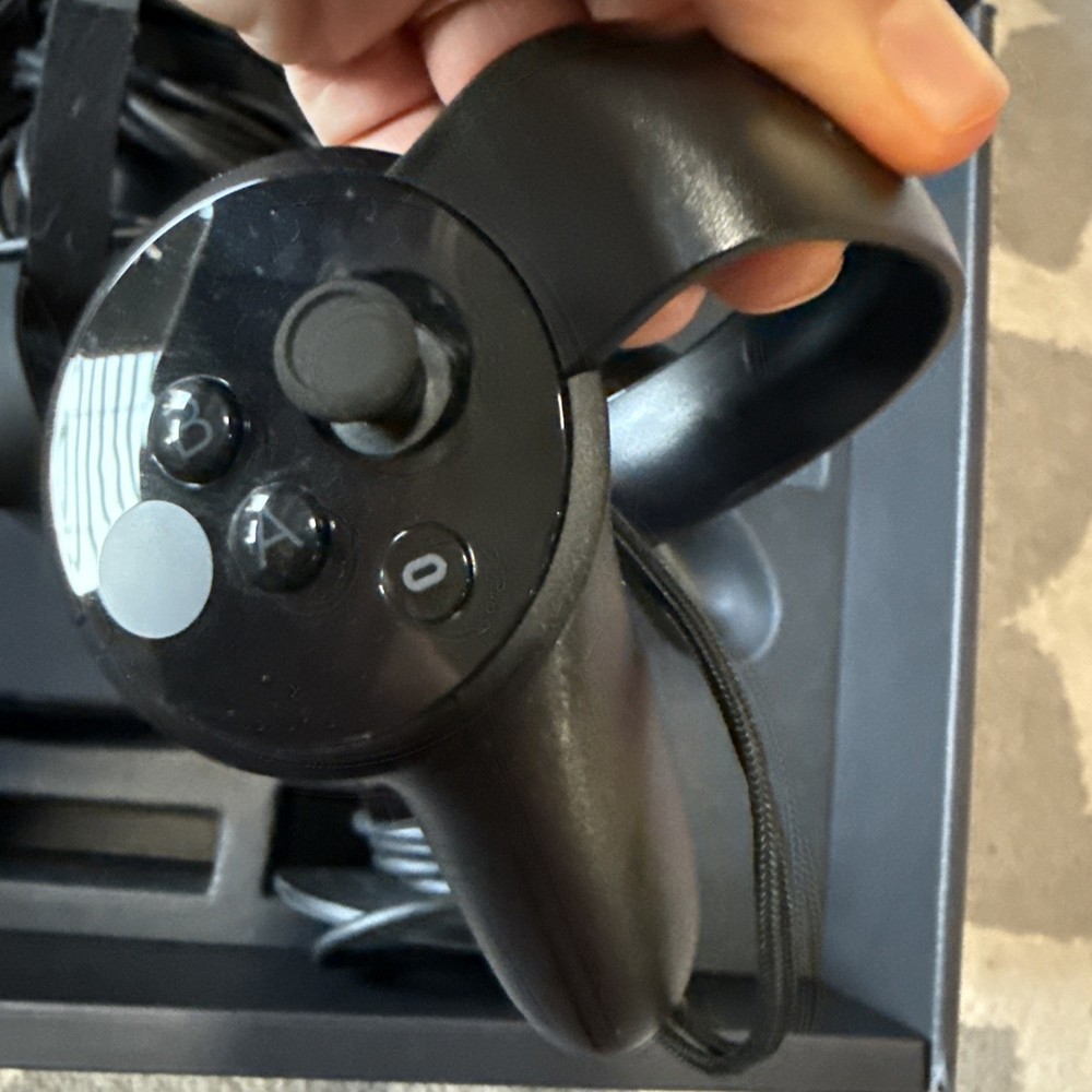 Oculus Rift Black VR Headset with Controllers for PC & Console with Orginal Box