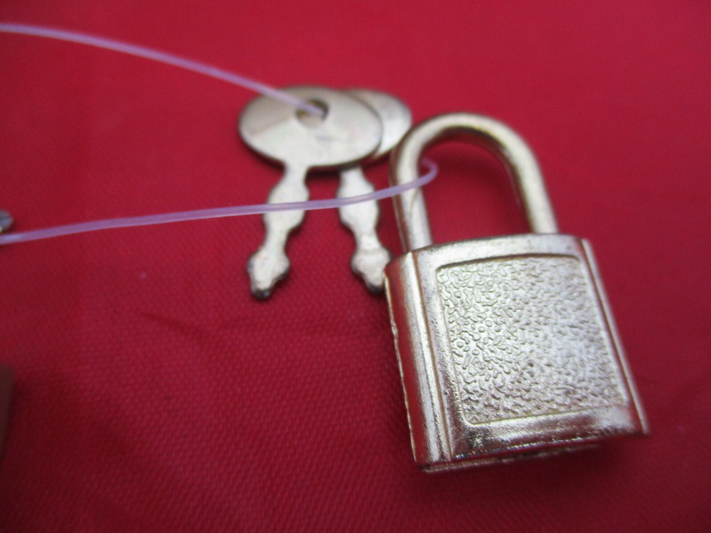 3 Mini Padlocks & Keys 2 Samsonite 1 Unmarked .75" Travel Small Boxes