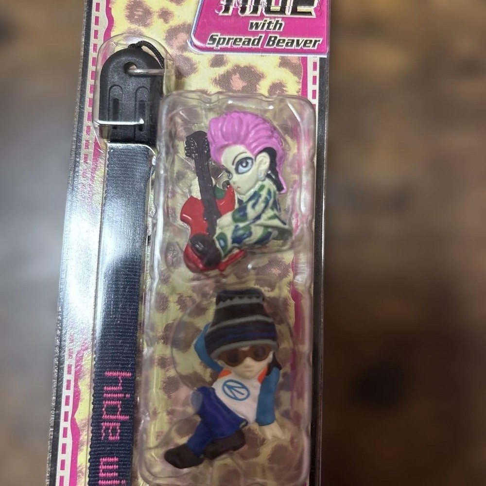 hide with Spread Beaver cell phone strap