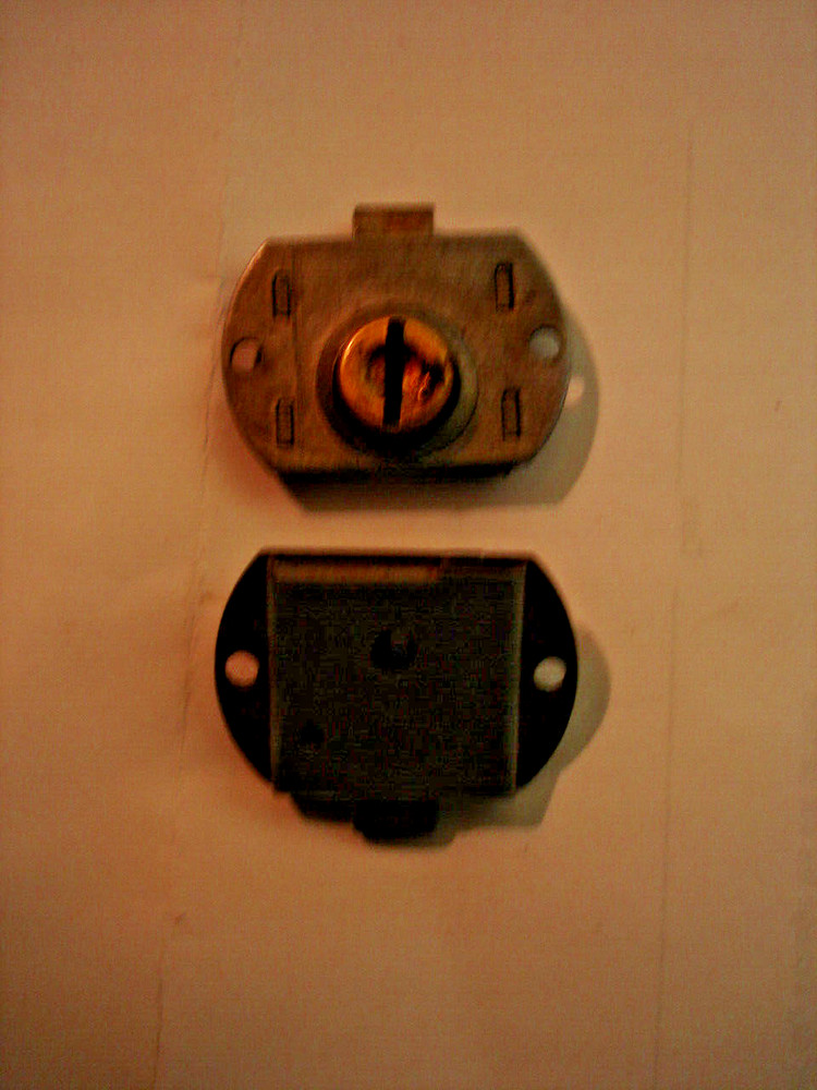 1 Small Lock for slot machine or gumball machine